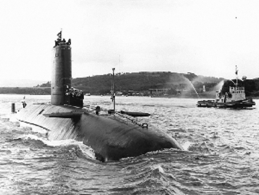Conqueror (S.48) rвозвращающийся на базу подводных лодок Клайд (Фаслейн) на борту Веселого Роджера п