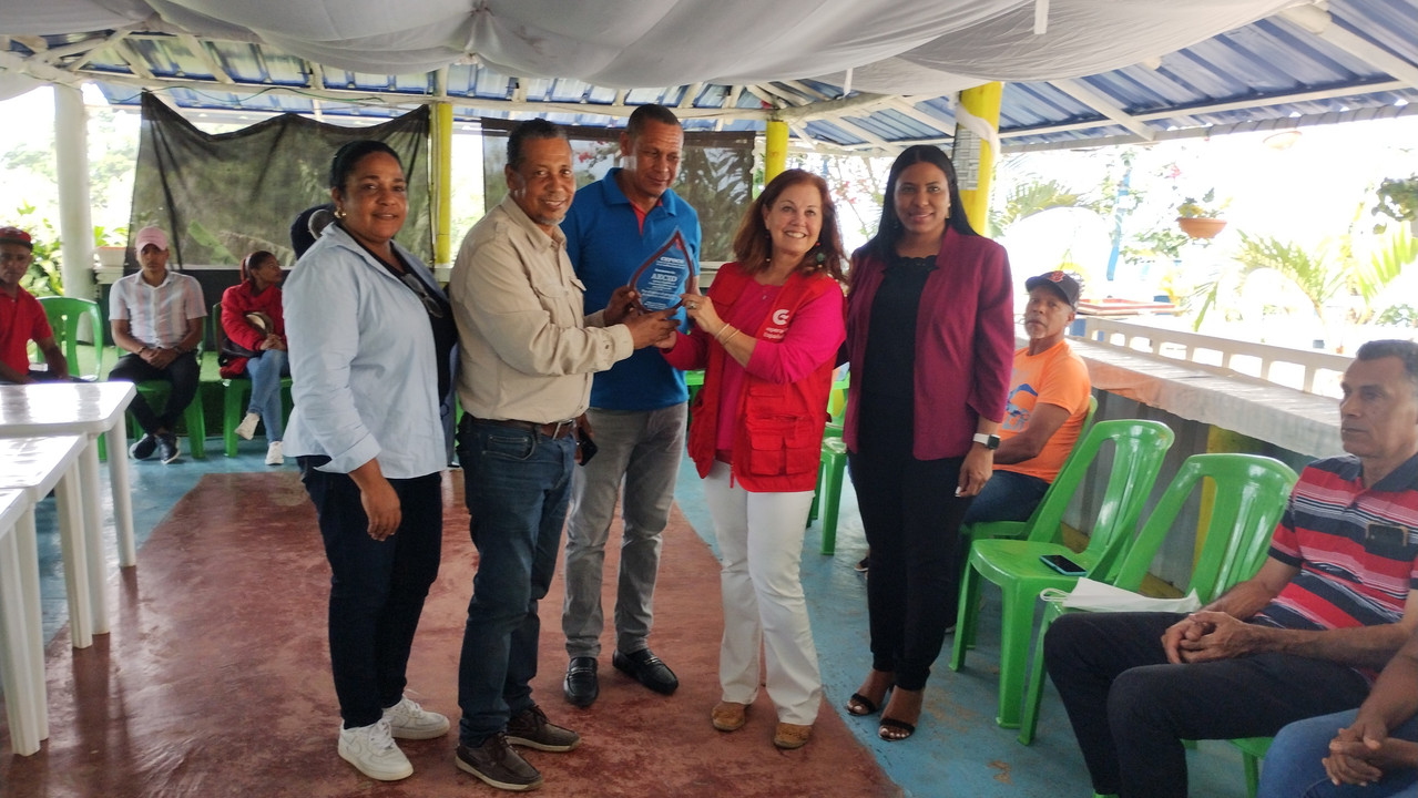 Entrega de agradecimiento a la AECID por el apoyo a Frutada