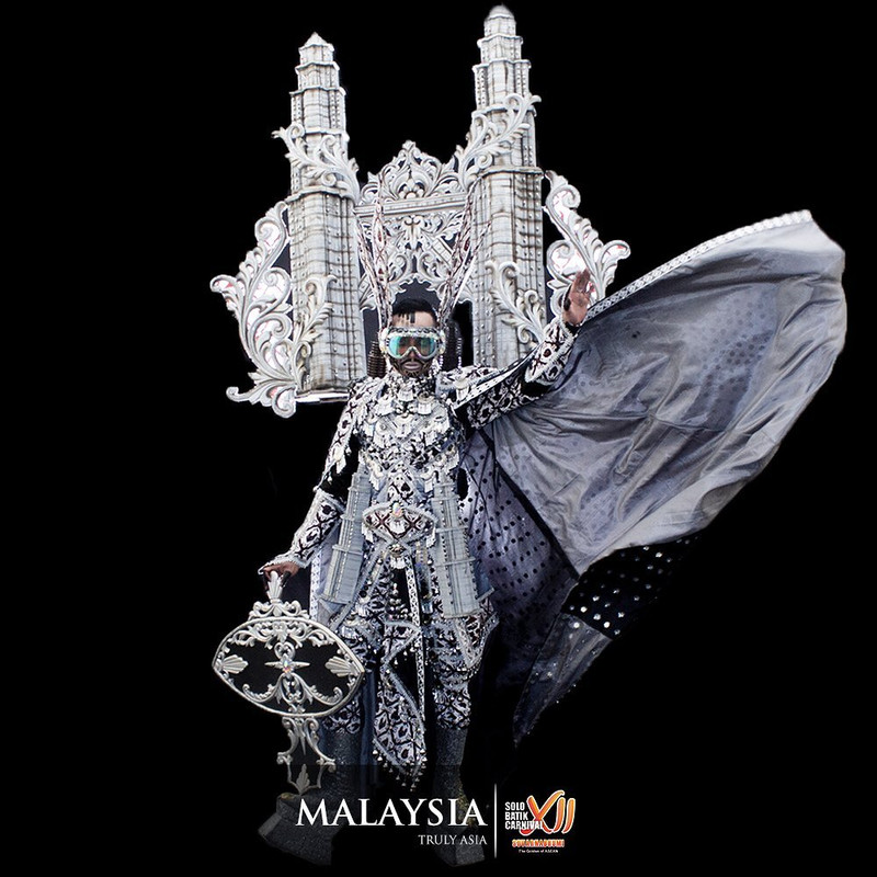 Kostum delegasi negara Malaysia di Solo Batik Carnival 2019.