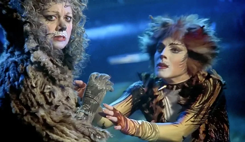 the way that demeter is always so scared but she tries to reach out to grizabella when no other adult cats do........