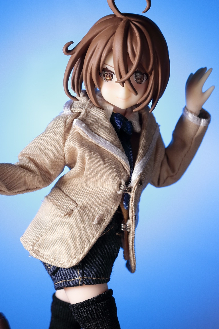 A right-side view of “Assault Lily” Kawamura Yuzuriha wearing the blazer from a 1/12 Boys School Set I in beige and ivory