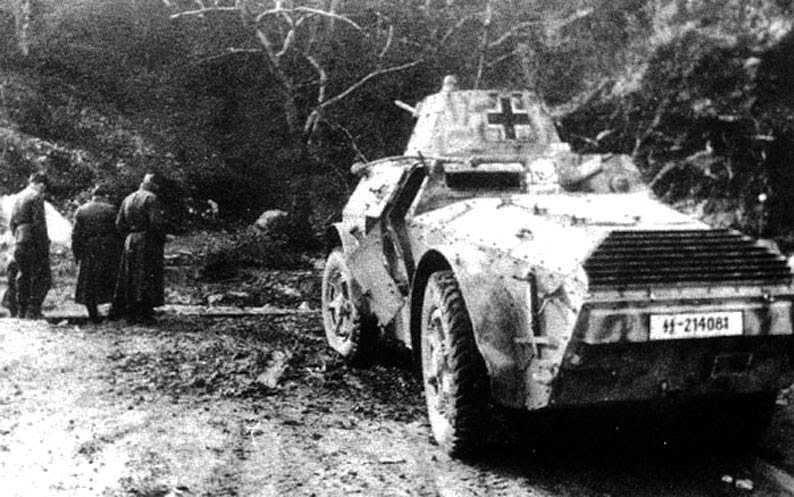 Tripulación de un AB-41 de la 4ª. SS-Polizei-Panzergrenadier-Division exploran el terreno para un próximo ataque Tripulación de un AB-41 de la 4ª. SS-Polizei-Panzergrenadier-Division exploran el terreno para un próximo ataque