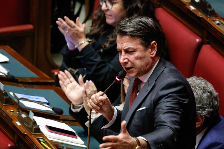 Le Sénateur Albert Parsent (USD-AP), leader de l’Alliance Populaire, tient un discours au Sénat au sujet de l’état d’urgence, le 14 septembre 2019. Le Sénateur Albert Parsent (USD-AP), leader de l’Alliance Populaire, tient un discours au Sénat au sujet de l’état d’urgence, le 14 septembre 2019.