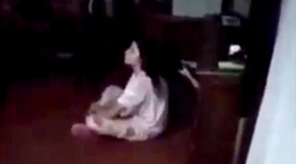 Hombre capta a fantasma jugando con su hija, la niña no reaccionaba