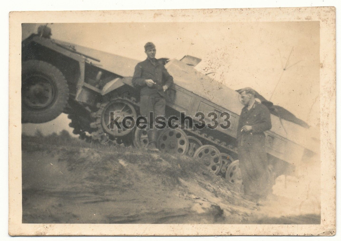 Foto Panzermänner am Schützenpanzer 1944 Wehrmac