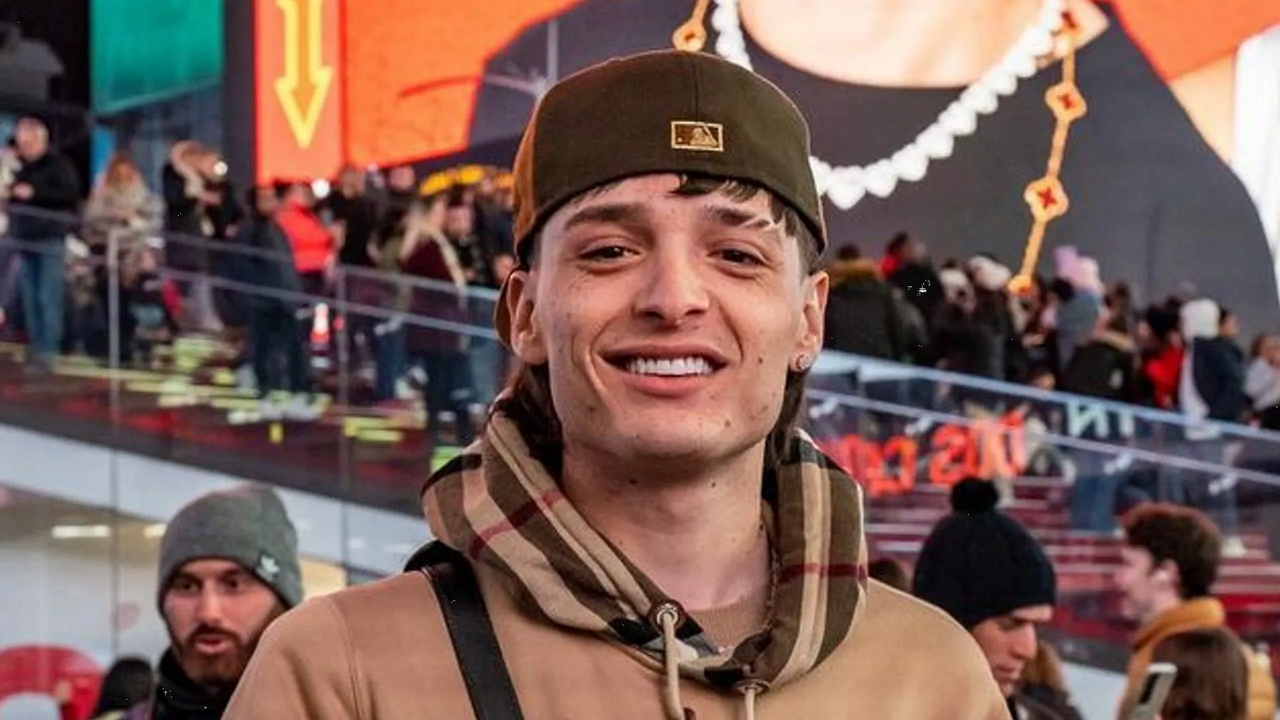 Así lucía Peso Pluma antes de la fama trabajando en un restaurante