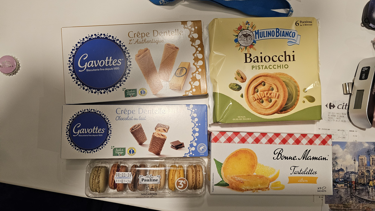 買了一些餅乾自用(照片是回飯店才拍的)