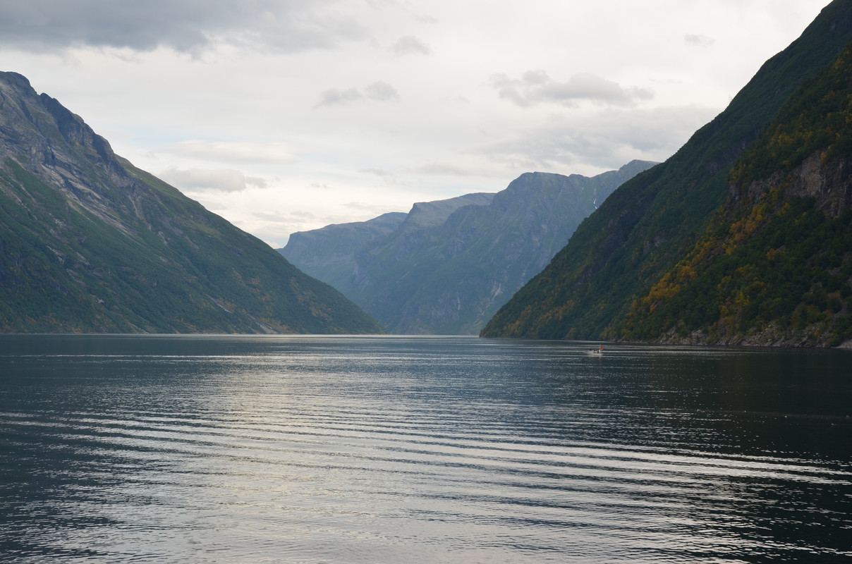 Noruega 10 días de cabañas y con niños - Blogs de Noruega - ETAPA 4- Crucero por el Fiordo Geiranger hacia Hellesyt- Glaciar Briksdal (5)