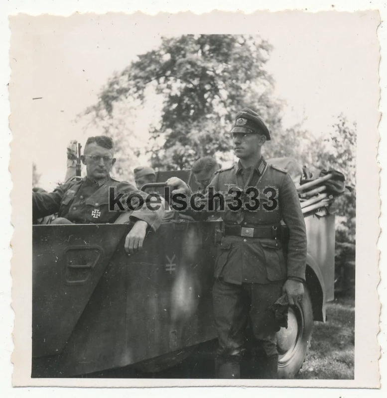 Foto Offiziere am Kübelwagen PKW mit Kennung der 17 Panzer Div in Russland