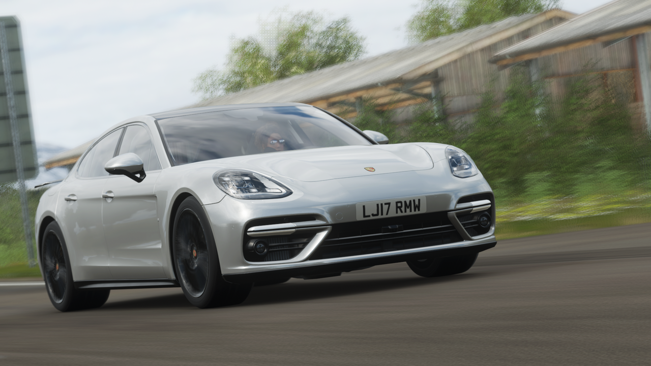 FH4-Porsche-Panamera-Turbo-1.png