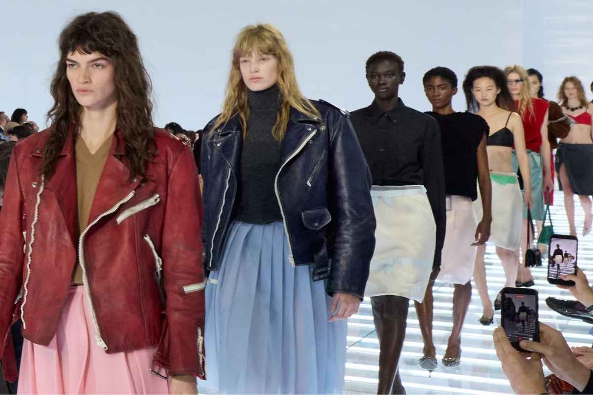 Prada SS27, il finale della sfilata a Milano Prada SS27, le modelle nel finale della sfilata Primavera Estate 2027 a Milano