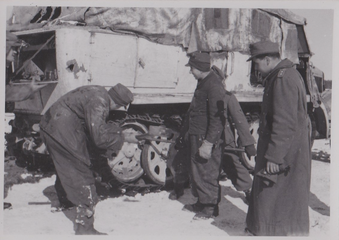 -2.WK-FRONTFOTO-SdKfz10 Halbketten-KFZ-WH-Wintertarn-Einschusslöcher