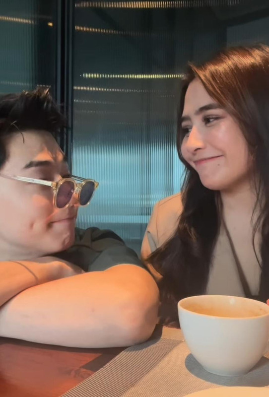 Momen romantis Henry Lau tiba-tiba melamar Prilly Latuconsina.
