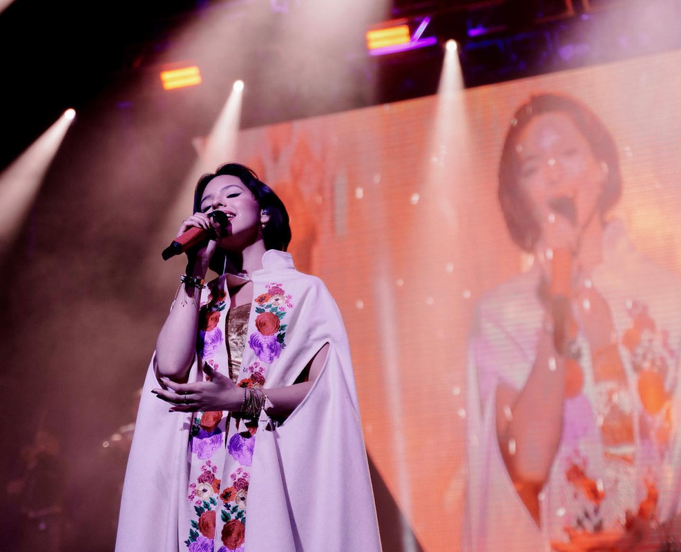 Ángela Aguilar presume atractiva figura con exquisitos vestidos en Arizona