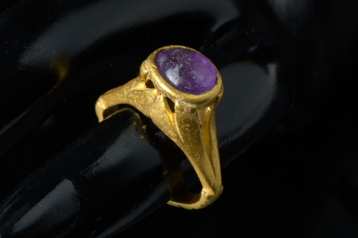 Fue descubierto un antiguo anillo de oro adornado con una piedra semipreciosa