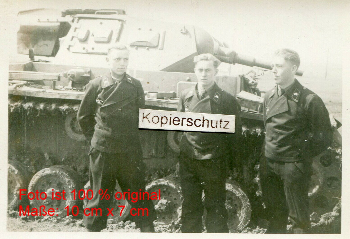 schwere Panzer Abt. 502 , Soldaten vor Panzer (2)