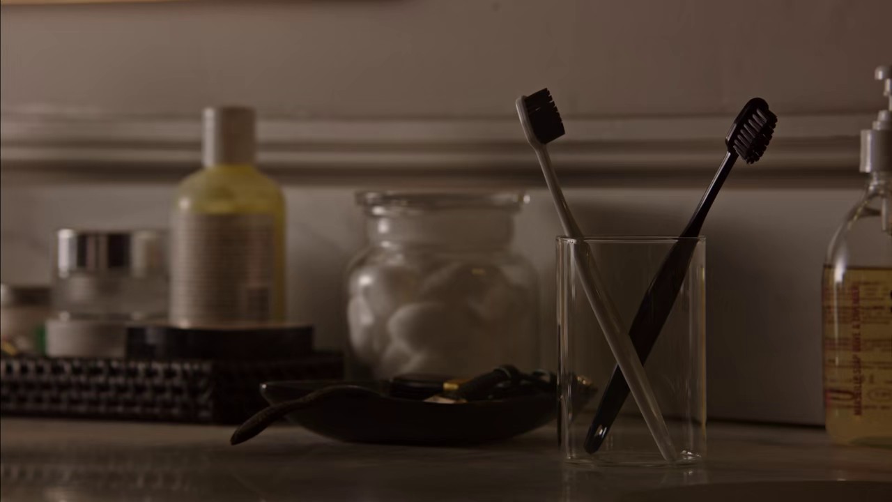 The-Intern-2015-BRRip-Hindi-English-720p-8bit-HEVC-HE-AAC-2-0-MSub-mkv-0006