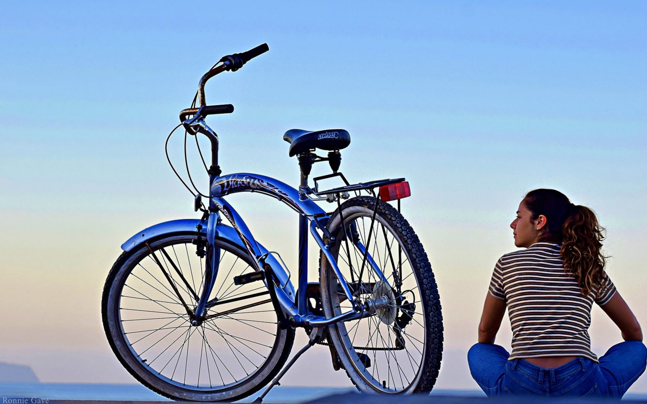 blue-bike-woman-dis.jpg