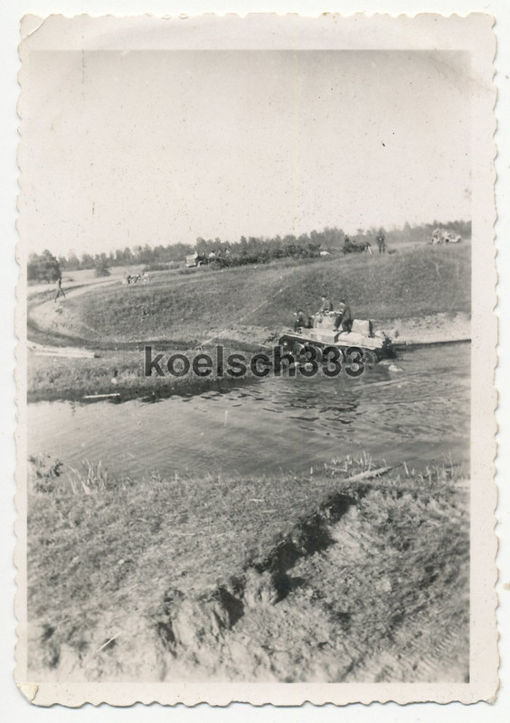 Foto Panzer 38(t) vom Panzer Reg 21 durchfährt einen Nebenfluss der Beresina
