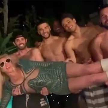 Britney Spears celebra su divorcio con una divertida noche de juegos y amigos