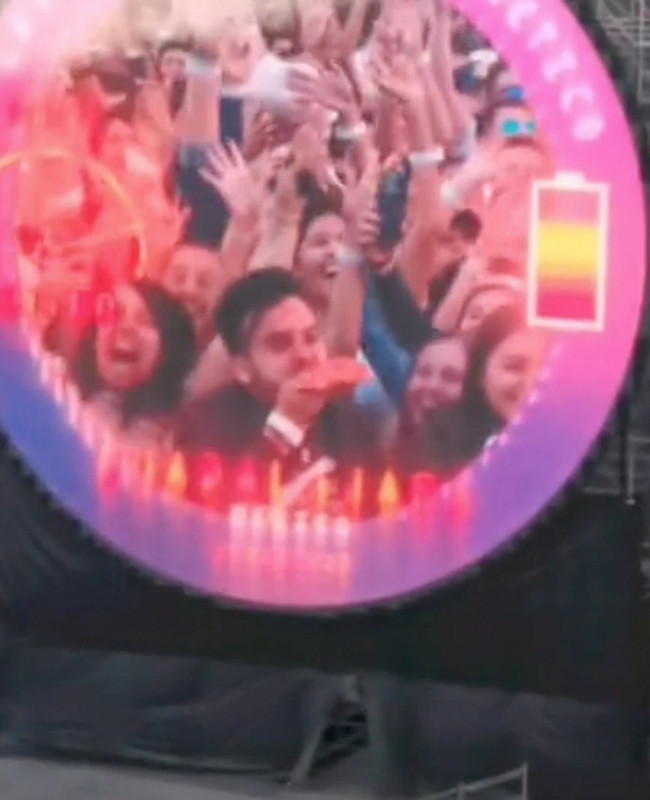 Joven se atraganta con trozo de pizza en concierto de Coldplay