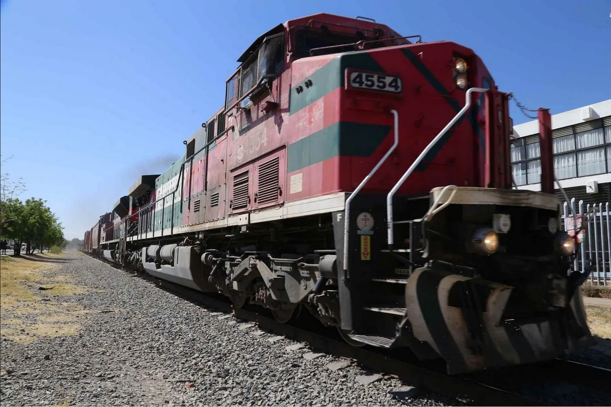 Asaltan vías del tren en Pachuca, hombre fue captado in fraganti: video