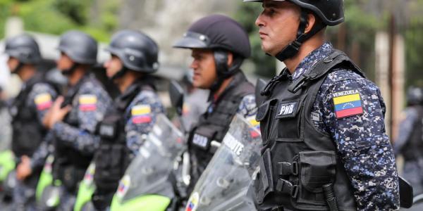 Policía de Venezuela encuentra a pareja más de 100 visas mexicanas falsas