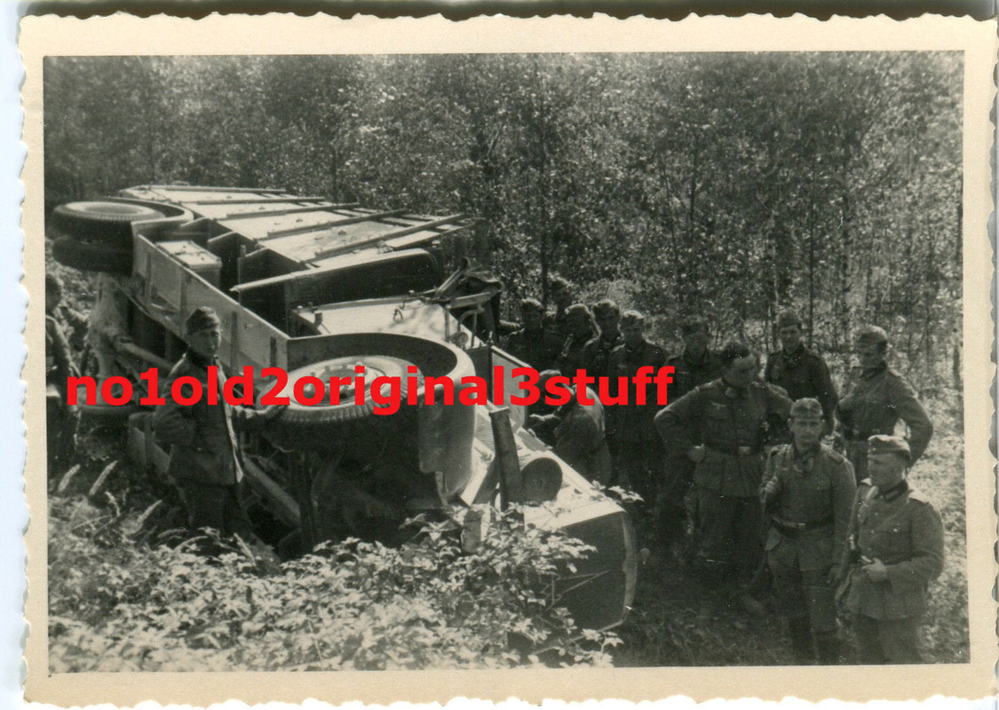 Orig. Foto - dt. Soldaten mit umgestürztem Lkw -