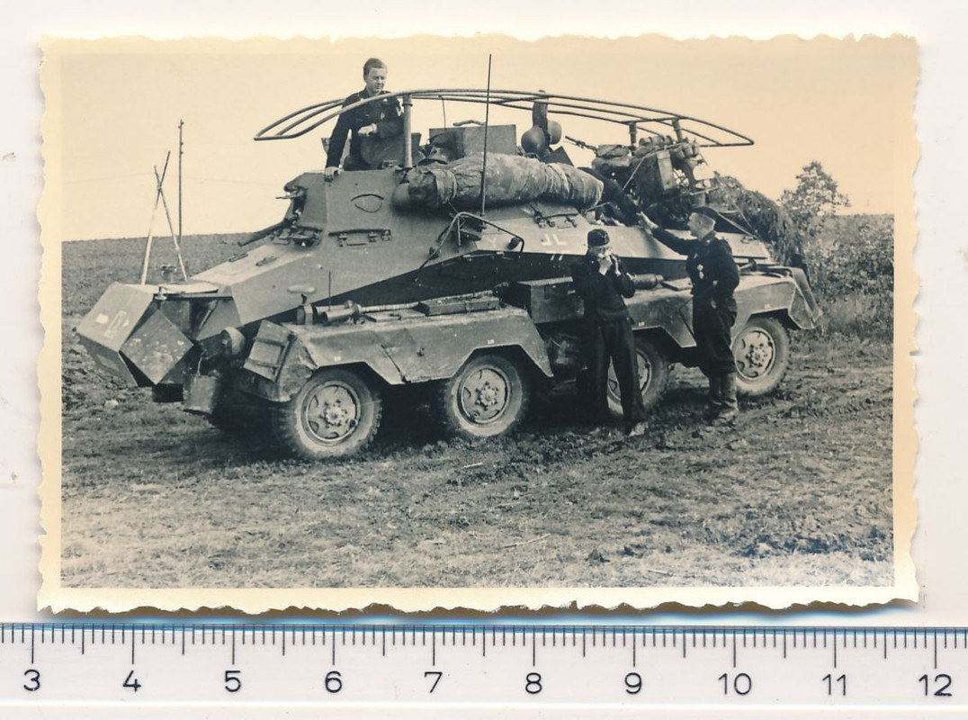 SUPER FOTO 2.WK Panzersoldaten mit Panzerspähwag