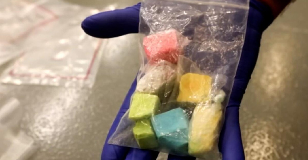 Advierten aumento de consumo de “fentanilo arcoíris” en jóvenes 
