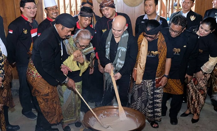 Para tamu mencoba mengolah jenang di acara Semarak Jenang Sala 2020, Senin (17/2/2020).