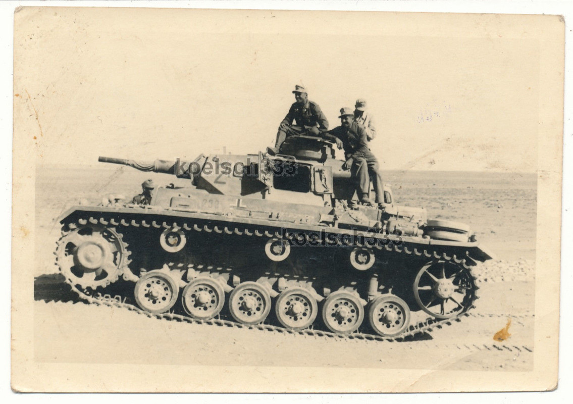 Foto Afrika Korps Panzermänner auf Panzer III bei Gambut ! DAK 2