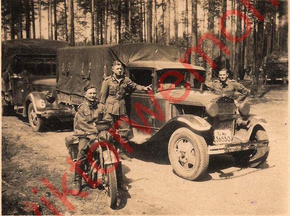 Немецкий солдат Мотоцикл Советский грузовик Полуторка ГАЗ-АА