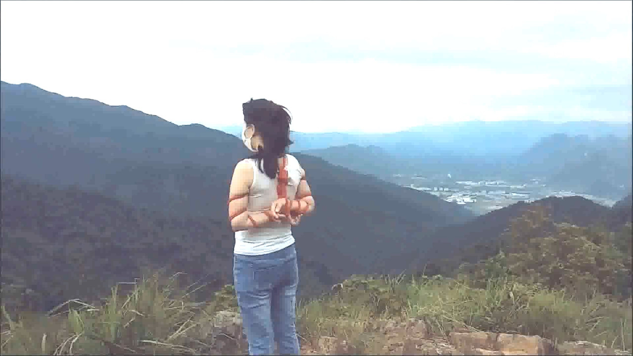 梦洁原创 首次野外吊绑，脚撩，捆绑，爬山.mp4_20190816_093217.328