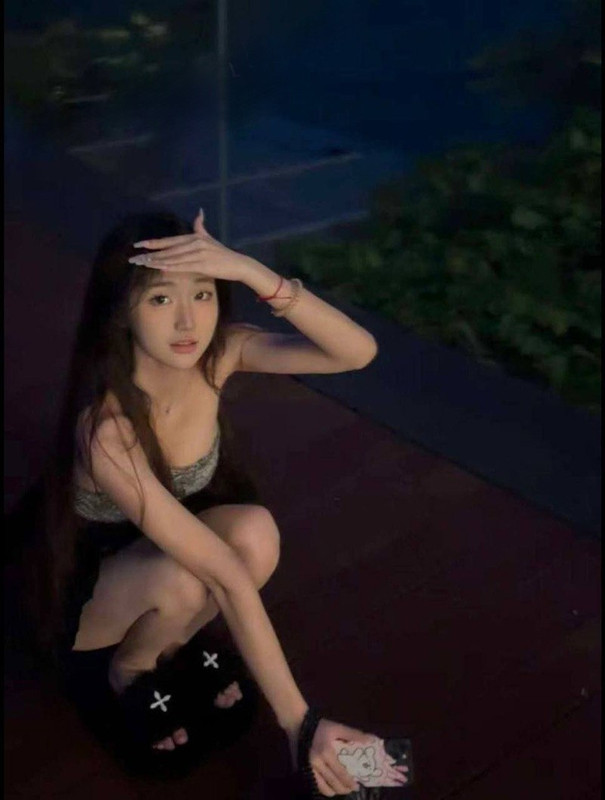 X2广州广播电视大学新闻与传播学院高颜值校花 谭菁妍 沦为金主专属小母狗，被金主各种调教，性感身材引无数人垂涎，黑丝配上狗链跪地口交，小母狗主动上位骑乘榨精，粉嫩骚穴惹人疼，各种姿势任由金主玩弄，曾经