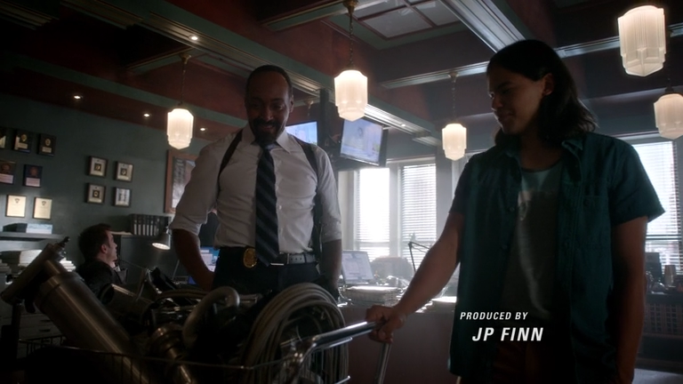 The.Flash.S02E01.L.uomo.che.ha.salvato.Central.City.BDRip.ITA.ENG.AC3.AAC.x264-BlackBit[screenshot 2