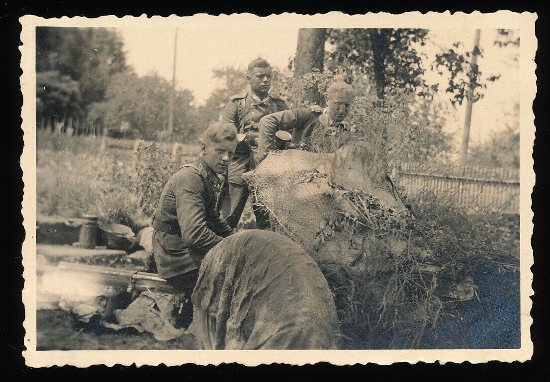 Foto - Soldaten mit PAK  Geschütz in Tarnung - 2.WK