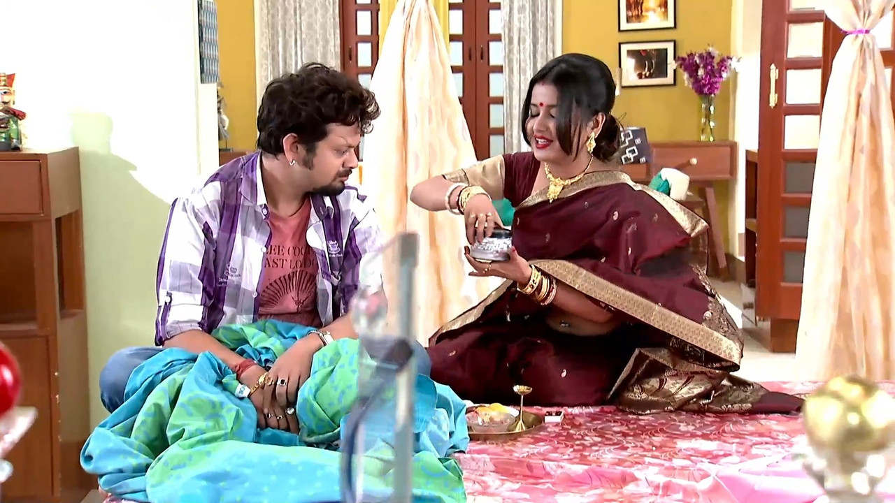 Bengali Serial actress Pierced sexy Navel in Saree.mkv_snapshot_00.09.394