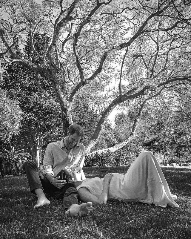 Pada hari Minggu, Pangeran Harry dan Duchess Meghan mengungkapkan kabar bahagia bahwa mereka tengah menantikan lahirnya anak kedua. Pasangan itu merilis potret baru, yang diambil oleh teman dan fotografer mereka Misan Harriman, di mana Meghan terlihat dengan benjolan bayi.