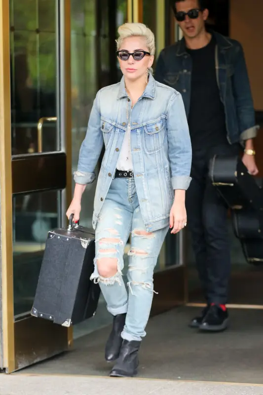 5-3-16-Leaving-her-apartment-in-NYC-001.