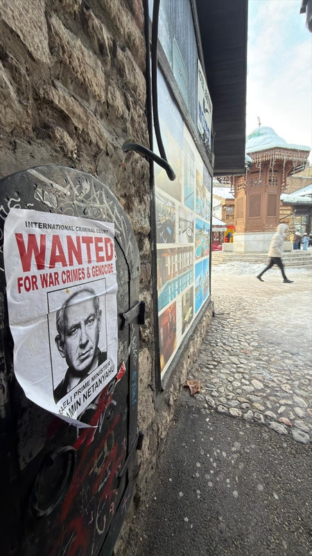 AA 20260112 40234775 40234772 SARAJEVSKE ULICE OBLIJEPLJENE POTJERNICAMA ZA IZRAELSKIM PREMIJEROM NE