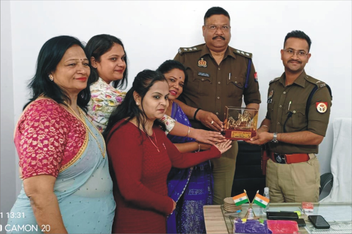 हुक्का बारों पर छापेमारी के नायक को आसरा ने किया सम्मानित 