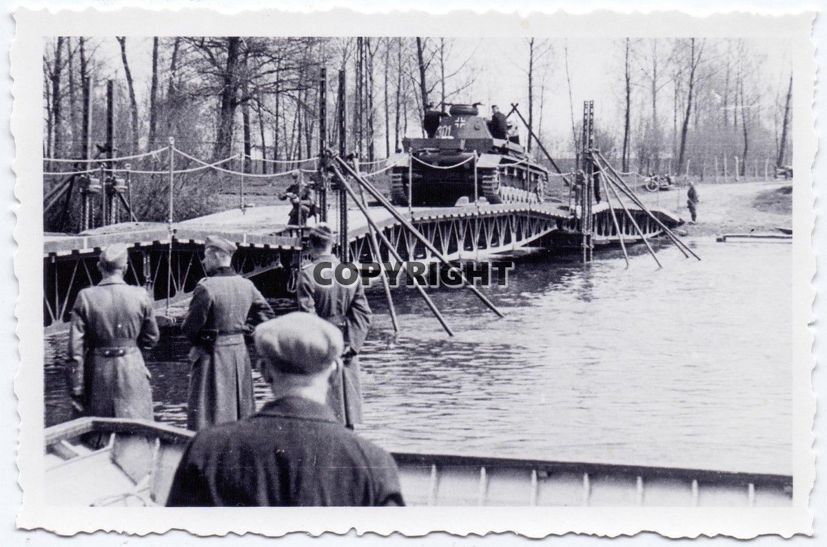 Foto Panzer Tank Kennung Turm 301 über Notbrücke