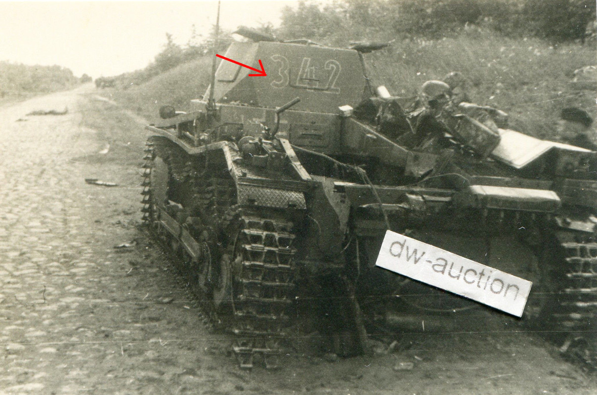 zerstörter dt. Panzer mit Nummer 342 auf Turm