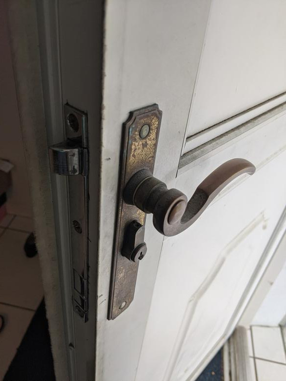 Unable to open mini fridge door lock. Knob keep spinning. Any idea how to  open it without breaking ? I tried to disassemble from back side but no  luck : r/DIYHome