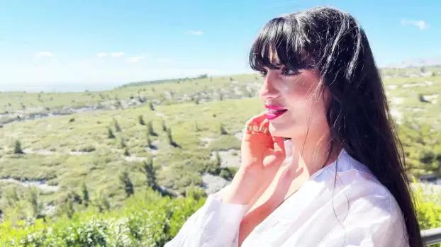 JacquieEtMichelTV – Lola – Can’t resist her own excitement