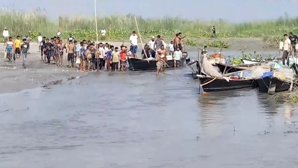 মা ইলিশ রক্ষার অভিযানে এমপির ওপর জেলেদের হামলা
