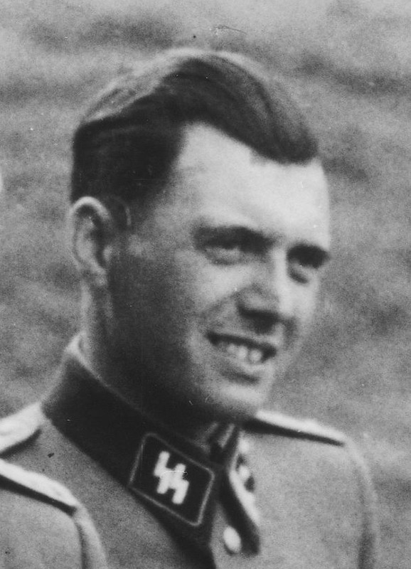 Josef_Mengele,_Auschwitz._Album_Höcker_(cropped)
