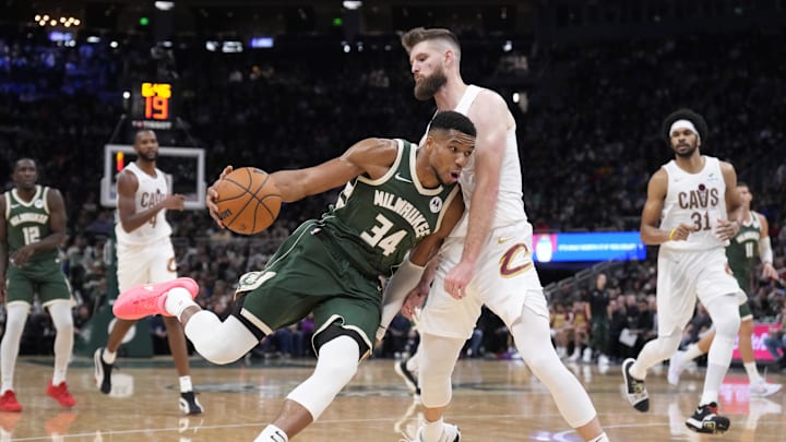 Giannis Antetokounmpo Exits Bucks Game
