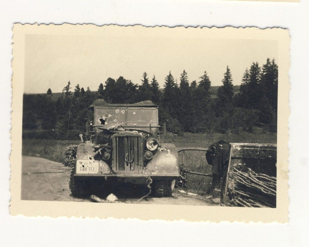 Wehrmacht - zerschossener KÜBELWAGEN - Einschuss